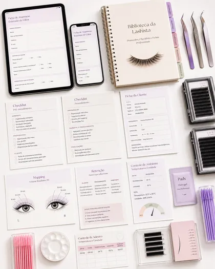 Flat lay premium con tablet, checklists, fichas, pinzas, mapping y adhesivo